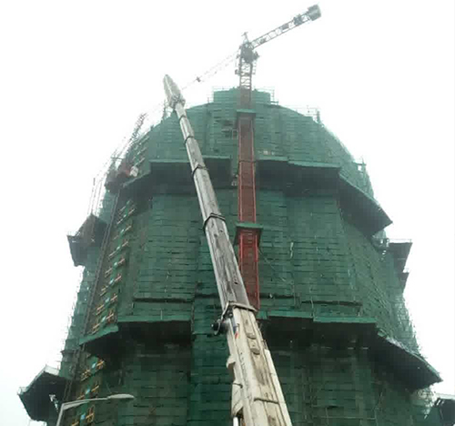 威信吊车在工地上作业